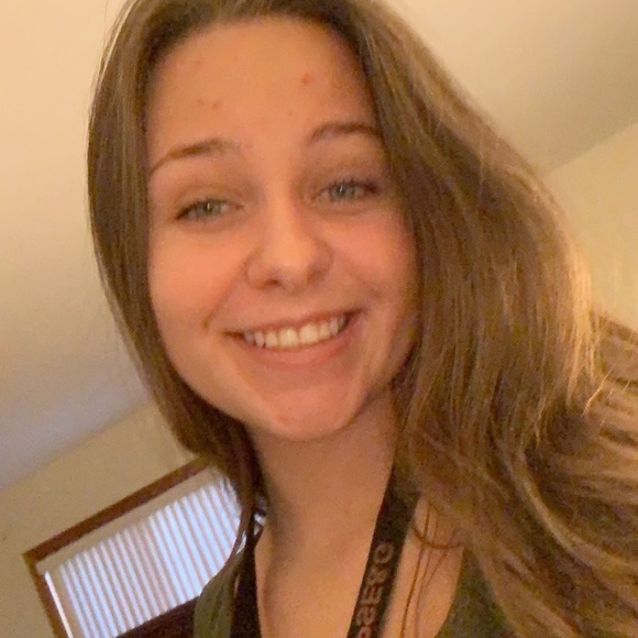 Profile Picture of Caroline Mazurek (@carolinemazz) on Poshmark