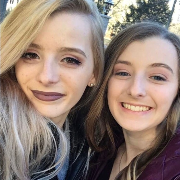 Profile Picture of Nicole Calegari (@nico_caleg) on Poshmark