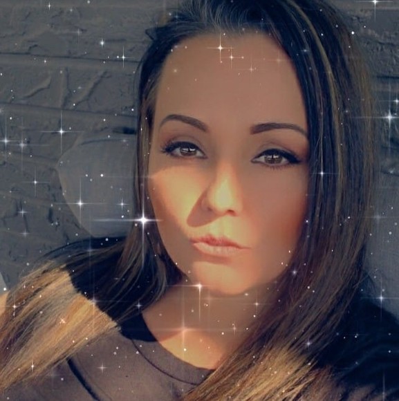 Profile Picture of Amber Keeling (@amber_keeling) on Poshmark