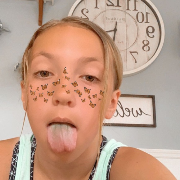 Profile Picture of Ari Fischette (@ari_aesthetic) on Poshmark