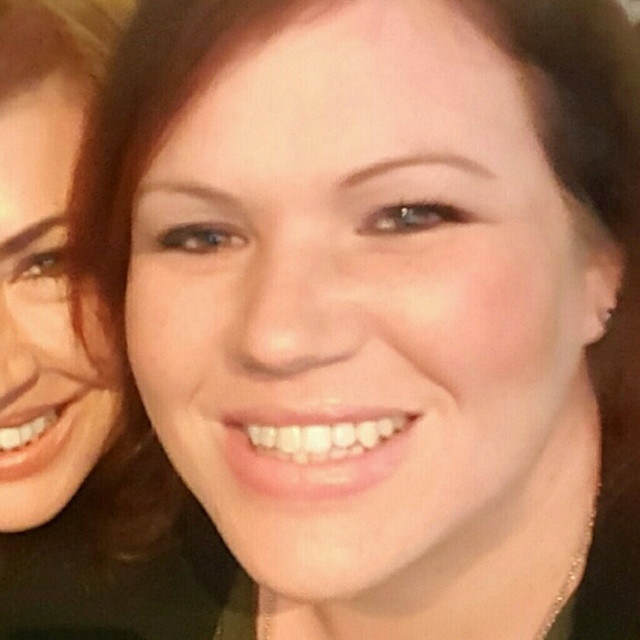 Profile Picture of Allison Beard (@allibea) on Poshmark