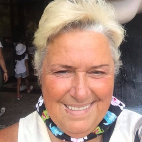 Profile Picture of Becki Roberts (@rebeckenridge) on Poshmark