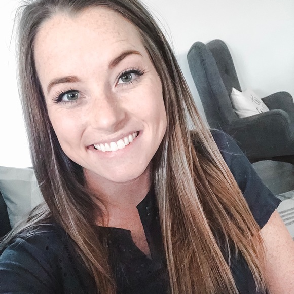 Profile Picture of Whitney Weir (@whitney_weir) on Poshmark