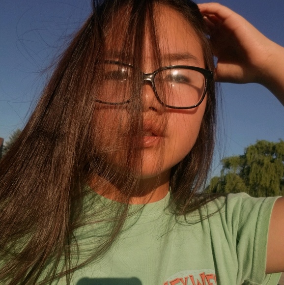 Profile Picture of Daisy Barrett (@daisy_barrett) on Poshmark
