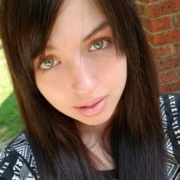 Profile Picture of Erica Fetter (@erica1_0) on Poshmark