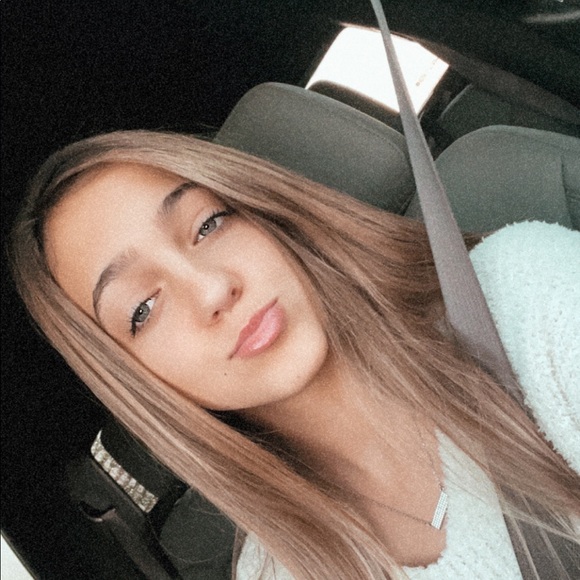 Profile Picture of Savannah Sutton (@savannah7607) on Poshmark