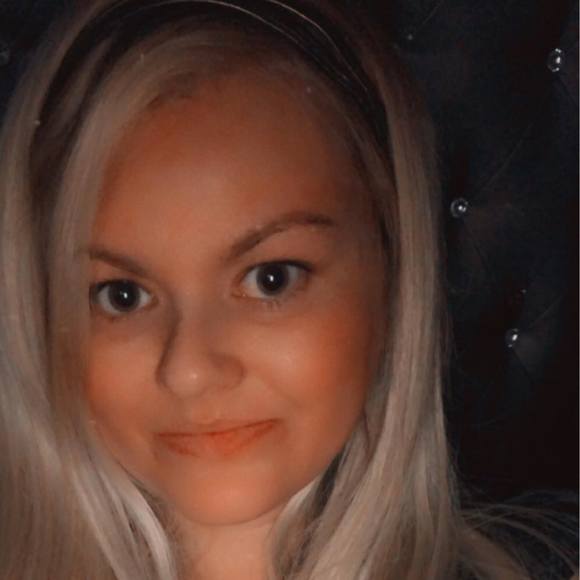 Profile Picture of Nichole Hutton (@nicholehutton) on Poshmark