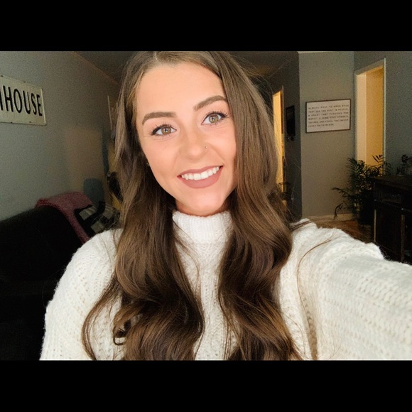 Profile Picture of Allie Belveal (@alliebelveal) on Poshmark