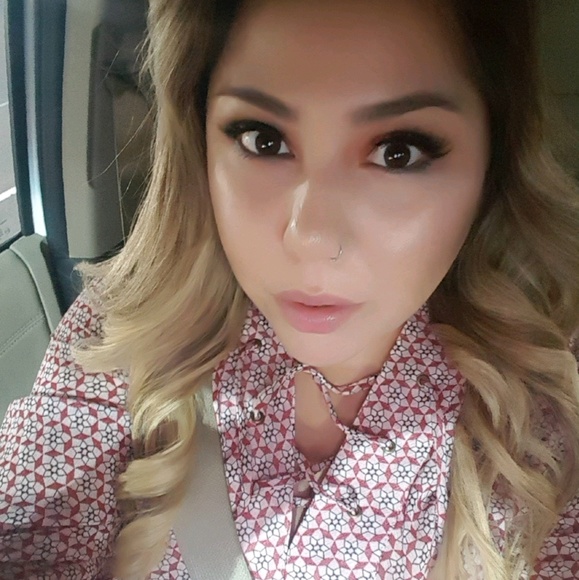 Profile Picture of Alma Barron (@ag0403) on Poshmark