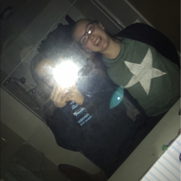 Profile Picture of Ava Papadakos (@avapapadakos_) on Poshmark