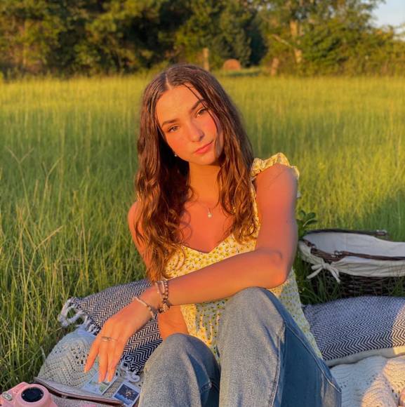 Profile Picture of Mackenzi Toftee (@kenziboo2305) on Poshmark