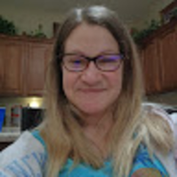 Profile Picture of Amanda Salsman (@akay082985) on Poshmark