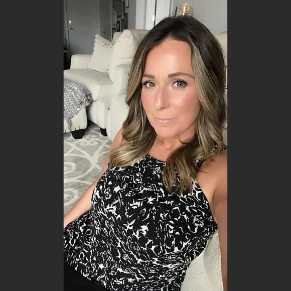 Profile Picture of Julianne Sabato (@juliannesabato) on Poshmark