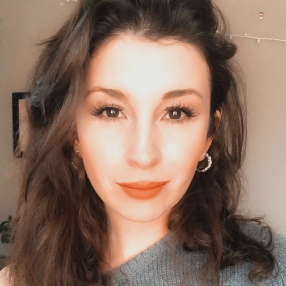 Profile Picture of Andrea Caldera (@closetspro) on Poshmark