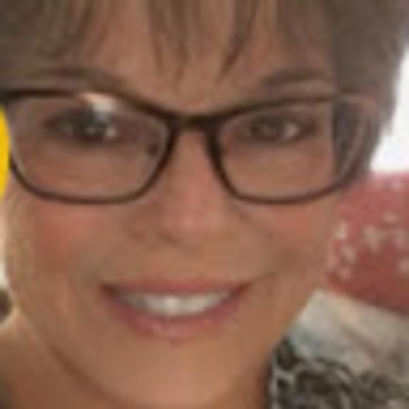 Profile Picture of Lynn Lindsley (@lynn2202) on Poshmark