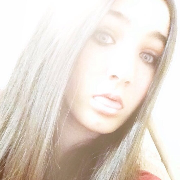 Profile Picture of Samantha Humbers (@samanthahumbers) on Poshmark