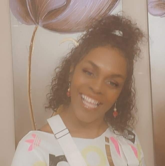 Profile Picture of Estella Thomas (@estella_thomas) on Poshmark