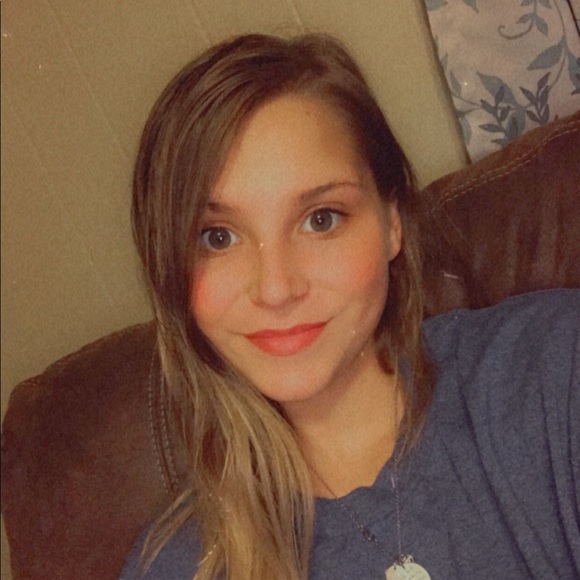 Profile Picture of Hannah Andrews (@hannahandrews99) on Poshmark