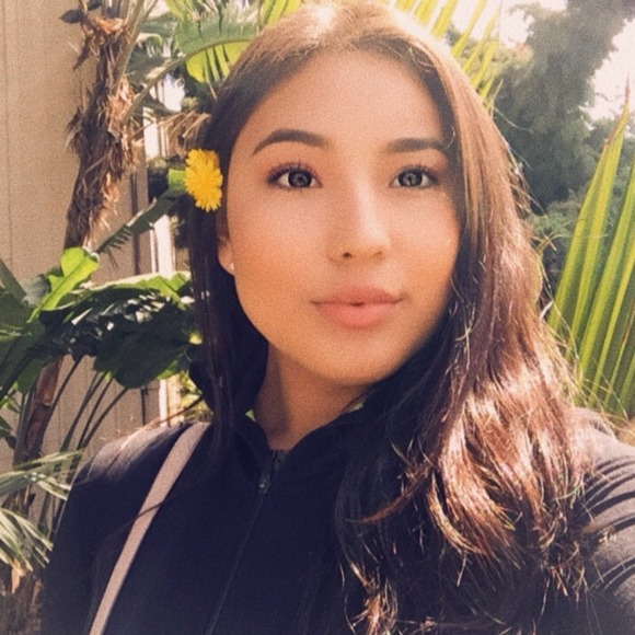 Profile Picture of Michelle Lobato (@michhelle24) on Poshmark