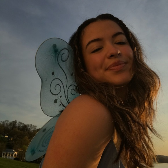 Profile Picture of Isabella Echavarria (@isabellugghh) on Poshmark