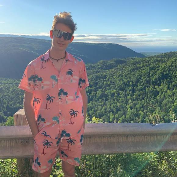 Profile Picture of Matthew Latour (@matthew_latour) on Poshmark