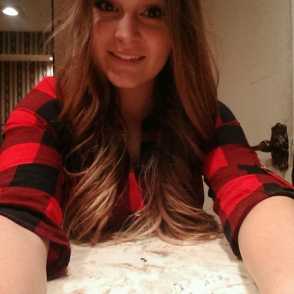 Profile Picture of Tehya Even (@tehyakea) on Poshmark