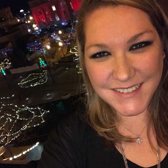 Rachel Blickenstaff - Poshmark Profile Picture of Rachel Blickenstaff (@lularachel) on Poshmark