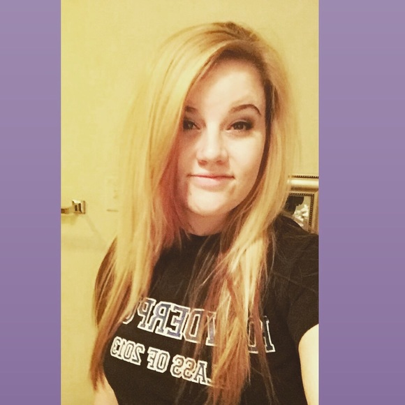 Profile Picture of Danielle Dalessandri (@danixo_x) on Poshmark