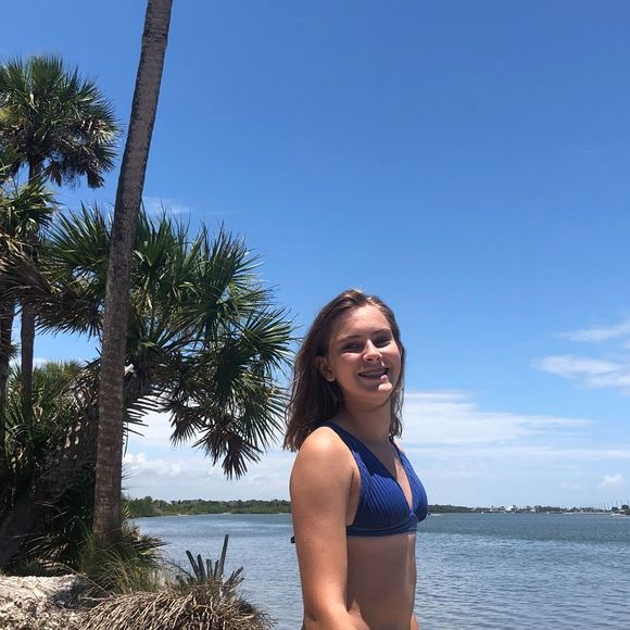 Profile Picture of Alexis Cundiff (@alexis_cundiff) on Poshmark