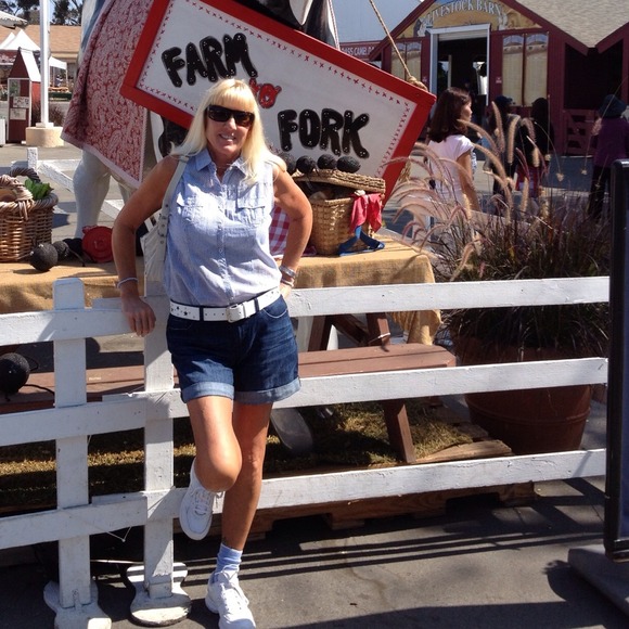 Profile Picture of Terri Steeber (@clothesmoney) on Poshmark