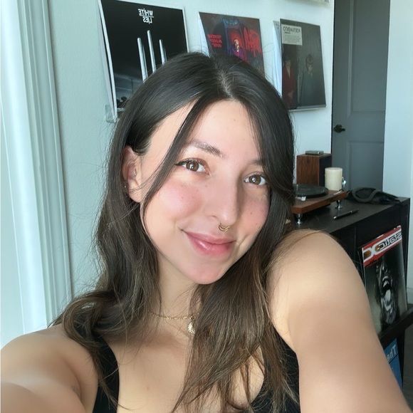 Profile Picture of Mariana Lupian (@mj_lup) on Poshmark