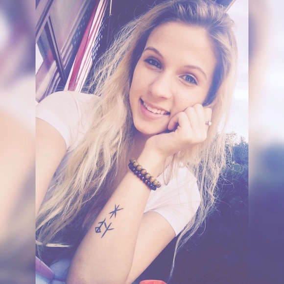 Profile Picture of Courteney Hyzy (@mysterygirl1007) on Poshmark