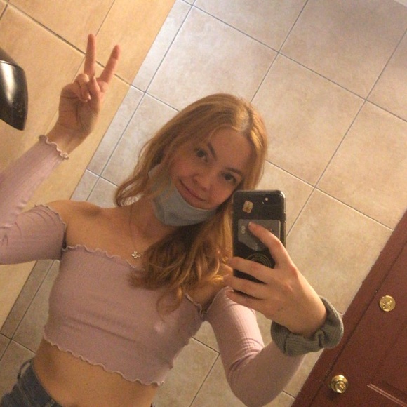 Profile Picture of Bethany Arcaya (@bethanyarcaya) on Poshmark