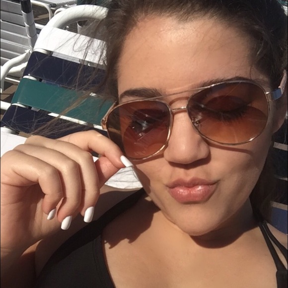 Profile Picture of Vanessa Robusto (@vanaynayrob) on Poshmark