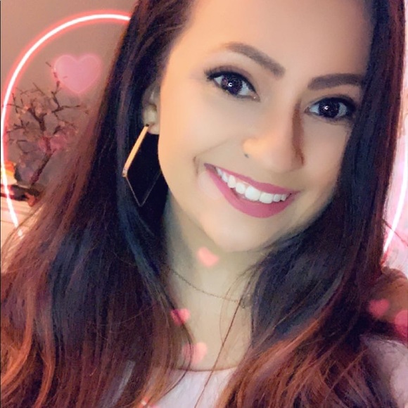 Profile Picture of Shelby Alvarez (@meganshelby04) on Poshmark