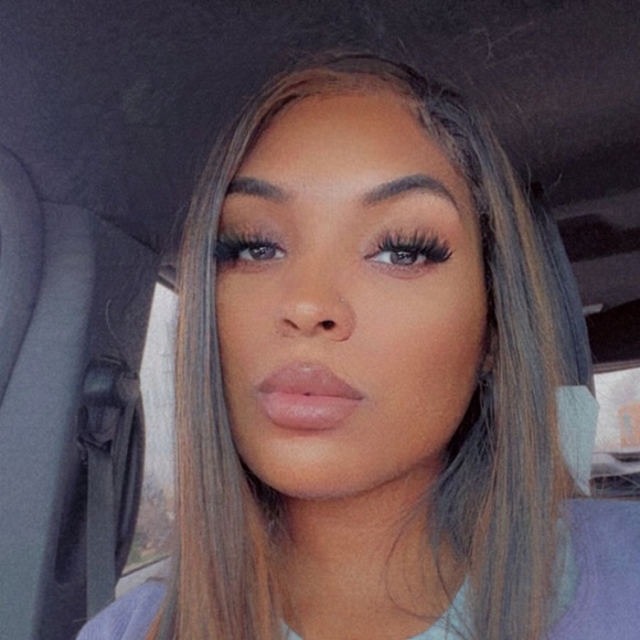 Profile Picture of Ashlee Huff (@ashnicole0513) on Poshmark