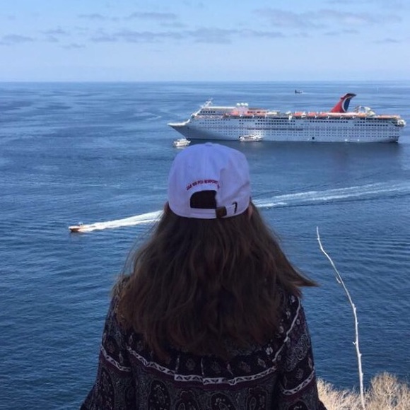Profile Picture of Holly Lucker (@hollyquan) on Poshmark