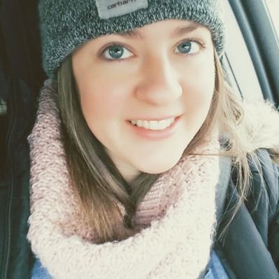 Profile Picture of Ashlee Willis (@BookishAshlee) on Twitter