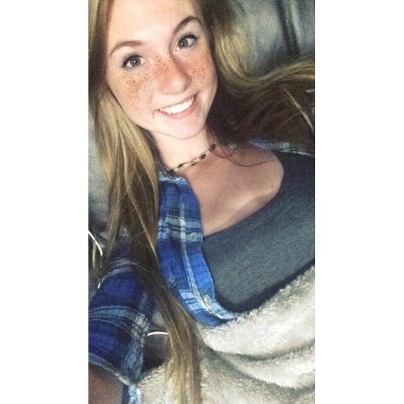 Profile Picture of Carly Mcgee (@cmcgeexo) on Poshmark