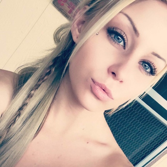 Profile Picture of Allieson Borstner (@allieson_b) on Poshmark