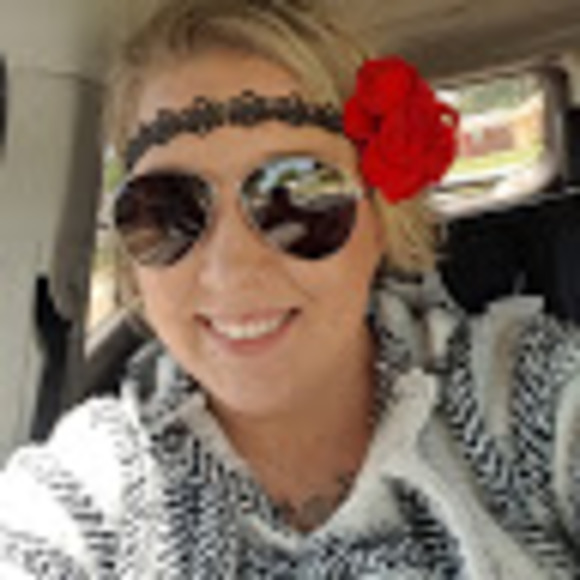 Chelsea Cavener - Poshmark Profile Picture of Chelsea Cavener (@chelseadiana3) on Poshmark