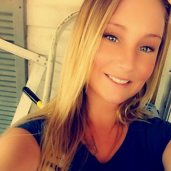 Profile Picture of Tabatha Daniels (@tabbyd95) on Poshmark