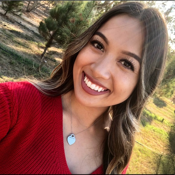 Profile Picture of Bea Davis (@beadavis9) on Poshmark