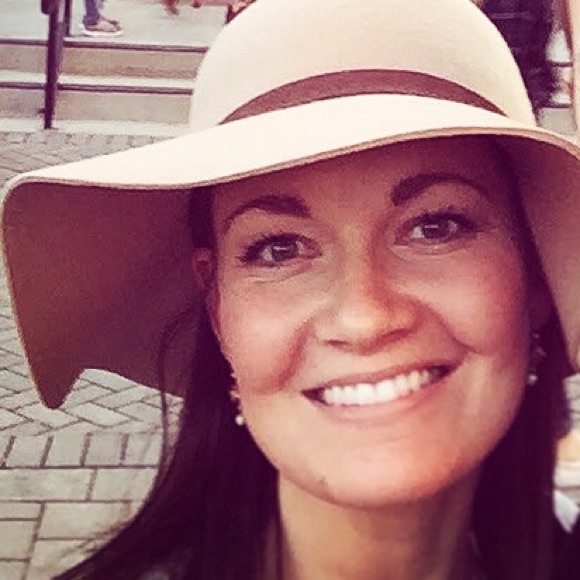 Profile Picture of Laurel Hansen (@elleveeelle) on Poshmark