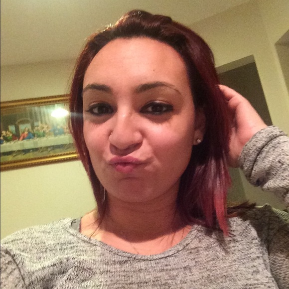 Profile Picture of Tania Silva (@taniasil24) on Poshmark