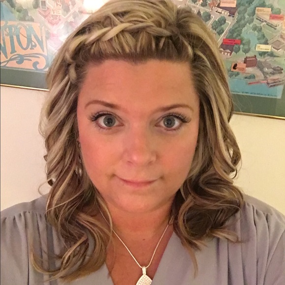 Profile Picture of Sarah Schwed (@sarahschwed) on Poshmark