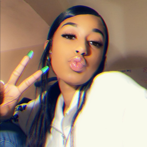 Profile Picture of Leeann Roberts (@vibewlee) on Poshmark