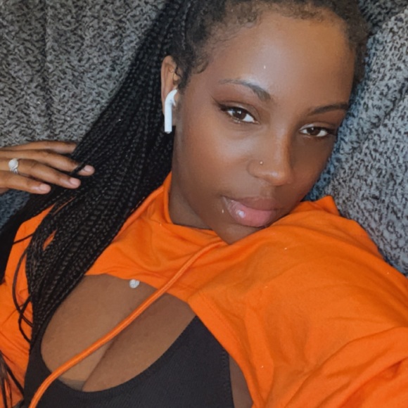 Profile Picture of Trenasia Swygert (@baddieenay_) on Poshmark