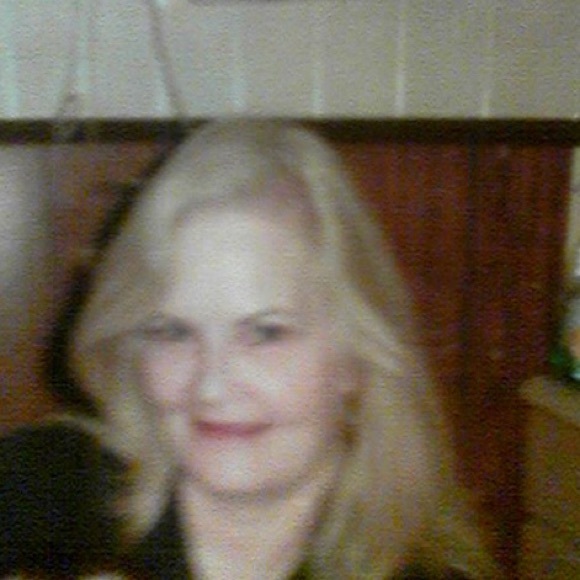 Profile Picture of Dee Zunic (@deezu) on Poshmark