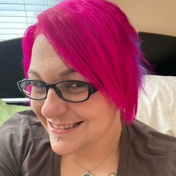 Profile Picture of Brandy Hutton (@iammyownidol) on Poshmark